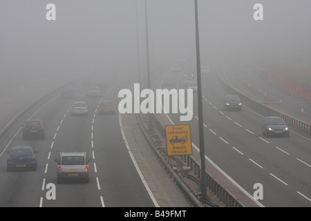 Verkehr in Nebel auf der Autobahn M1 in Nottinghamshire, England, Vereinigtes Königreich Stockfoto