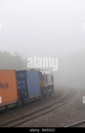 Freightliner trainieren im Nebel, Warwickshire, England, UK Stockfoto