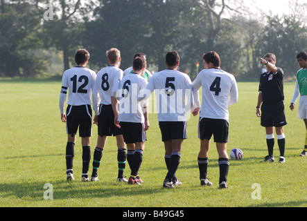 Die Fußball-Spieler Stand wieder zum Freistoß im Sunday League Spiel Königreich Schiedsrichter Stockfoto