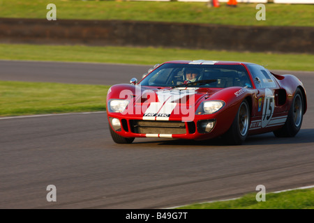 Leo Voyazides fahren eine klassische Ford GT40 bei Goodwood Revival Meeting 2008 Stockfoto