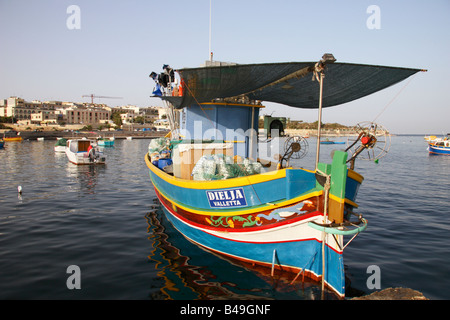 Ein Luzzu Fischerboot am St. Thomas Bay, Marsaskala, Malta. Stockfoto