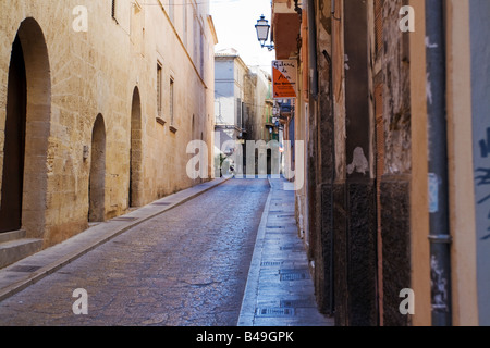 Lange, schmale Straße im gotischen Viertel von Palma Mallorca Stockfoto