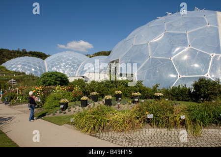 Besucher bewundern Blumen außerhalb Biom Eden Projekt Bodelva St Austell Cornwall UK Stockfoto