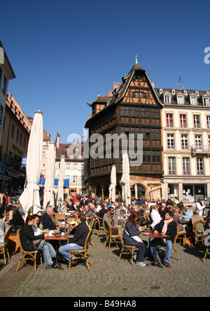 Menschen sitzen auf der Terrasse der Suny in Straßburg Platz De La cathedrale Stockfoto