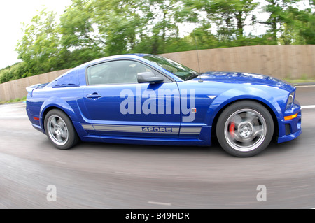 Roush Ford Mustang fahren, Verfolgung von Auto zu Auto Aktion Stockfoto