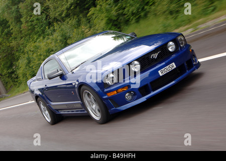Roush Ford Mustang fahren, Verfolgung von Auto zu Auto Aktion Stockfoto
