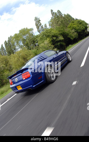 Roush Ford Mustang fahren, Verfolgung von Auto zu Auto Aktion Stockfoto