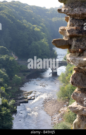 Eine Brücke und der Fluß Swale aus der Burg, Richmond, North Yorkshire. Stockfoto