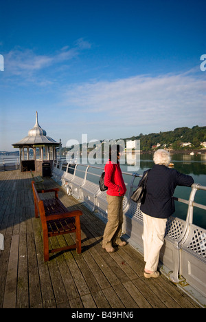 Frauen auf Garth Pier Bangor Nordwales Stockfoto