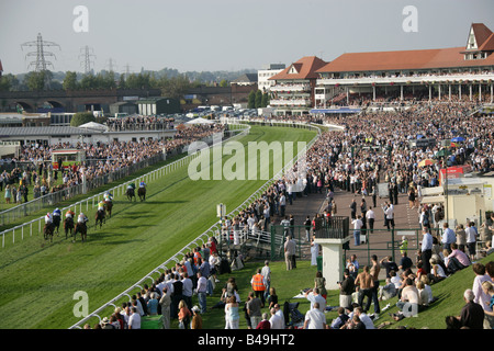 Von Chester, England. Renntag auf Chester Racecourse, das auf der Roodee liegt. Stockfoto