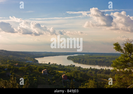 Entlang der Donau in der Region des nördlichen Serbien Blick nach Norden in Richtung der Stadt Novi Sad Vojvodina Stockfoto