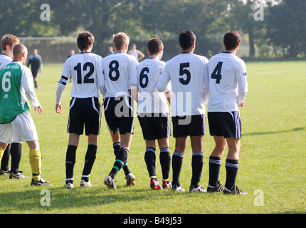 Spieler kostenlos Wand tritt in Sonntag League Fußballspiel Leamington Spa UK Stockfoto