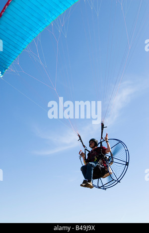 ein angetriebenes Paraglider auf der Flucht vor einem strahlend blauen Himmel Stockfoto