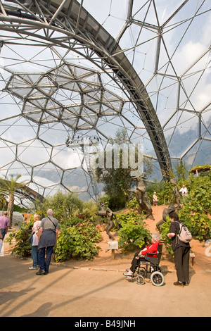 Besucher im Inneren mediterranen Biom Eden Projekt Bodelva St Austell Cornwall UK Stockfoto