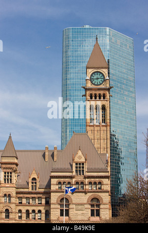 Altes Rathaus Backdropped von einem modernen Gebäude in der Innenstadt von Toronto, Ontario, Kanada. Stockfoto
