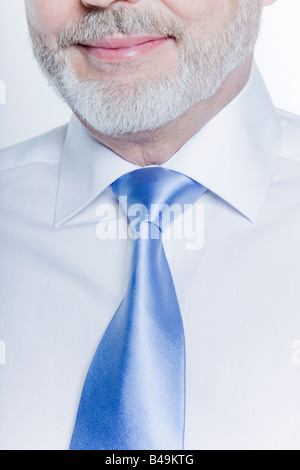 Windsor Krawatte Lektion, indem ein hübscher Mann Stockfoto