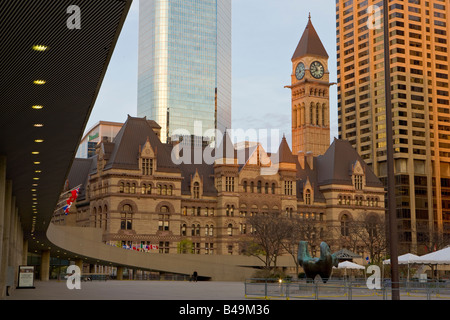 Altes Rathaus Gebäude von außerhalb des neuen Rathauses am Nathan Phillips Square bei Sonnenuntergang in der Innenstadt von Toronto, Ontario Stockfoto