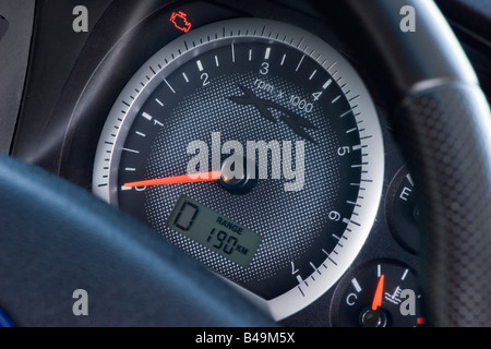 Drehzahlmesser oder Rev Schalter im Armaturenbrett eines australischen Ford XR8-Sportwagens Stockfoto