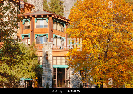 Die Ahwahnee Hotel und Herbst Farbe Yosemite Valley Yosemite Nationalpark, Kalifornien Stockfoto