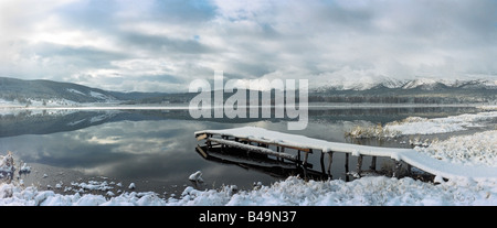 Abchidon See nach Mai Schneefall. Die Ulagan Pass, das Altai-Gebirge, Sibirien, Russland Stockfoto