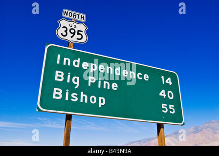 State Route und Stadt Abstand Zeichen auf Highway 395 Eastern Sierra Nevada Berge Kalifornien Stockfoto