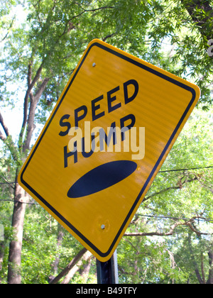 Warnzeichen für Geschwindigkeit Buckel auf einer Straße, Washington, DC, USA Stockfoto