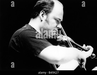 Balanescu, Alexander, rumänischer Musiker (Jazz), halbe Länge, Geige spielen, Live-Performance, Stuttgart 1995, Stockfoto