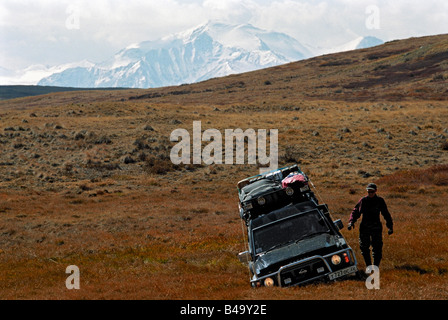 Off-Road-Fahrzeug ist in den Highlands Sümpfen von Ukok-Plateau stecken zu bleiben. Das Altai-Gebirge, Sibirien, Russland Stockfoto