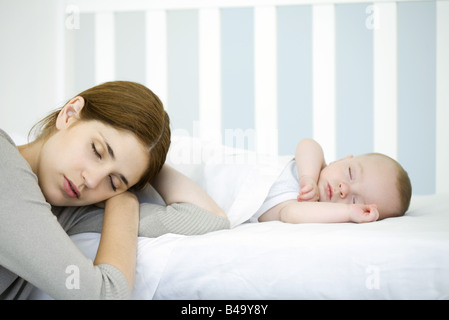 Mutter Kopf neben schlafenden Kind, schloss die Augen Stockfoto