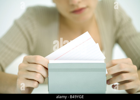 Durchblättern der Kartendatei, Frau beschnitten Ansicht Stockfoto