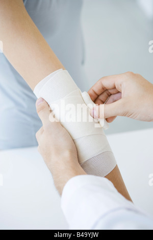 Arzt Bandagierung Patient Arm, beschnitten, Ansicht Stockfoto