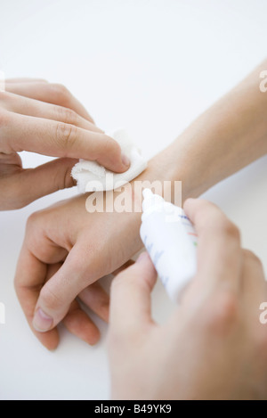 Arzt Reinigung Wunde an Hand des Patienten, verkürzte Ansicht Stockfoto