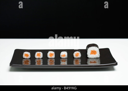 Maki Sushi auf Platte, ein Stück größer als der Rest angeordnet Stockfoto