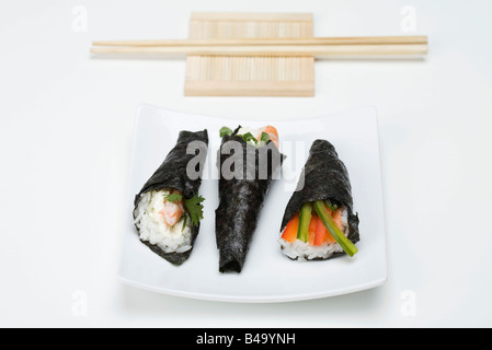 Temaki Sushi auf Sushi Platte mit Stäbchen Stockfoto