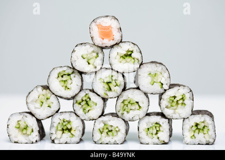 Gruppe von Maki Sushi in Form der Pyramide mit Stück Lachs Maki Sushi oben angeordnet Stockfoto