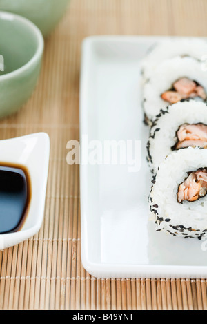 Blick auf vier Stücke von Maki-Sushi mit Sojasauce beschnitten Stockfoto