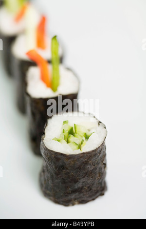 Reihe von Maki Sushi, close-up, Fokus auf Vordergrund Stockfoto