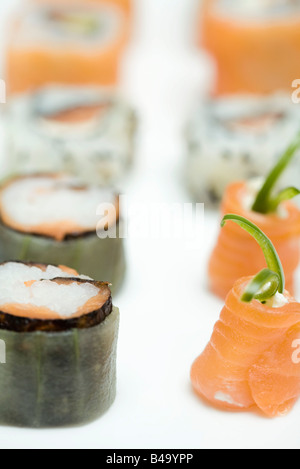 Beschnitten, Blick auf verschiedene Maki Sushi, Nahaufnahme Stockfoto