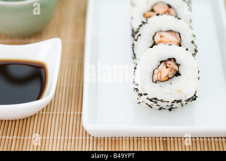 Beschnitten, Blick auf Stücke von Sushi mit Sojasauce, Nahaufnahme Stockfoto