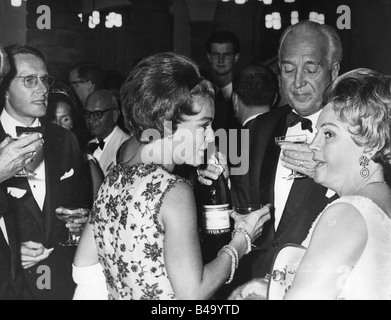 Schneider, Romy, 23.9.1938 - 29.5.1982, deutsche Schauspielerin, halbe Länge, mit Ehemann Harry Meyen, Stiefvater Hans Herbert Blatzheim und Mutter Magda, zur Feier, ca. 1966, Stockfoto