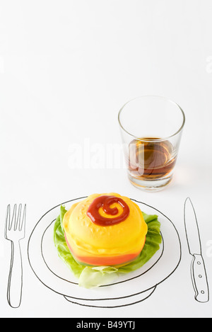 Ketchup und Kunststoff Hamburger auf Zeichnung Platte, Glas Whisky in der Nähe Stockfoto