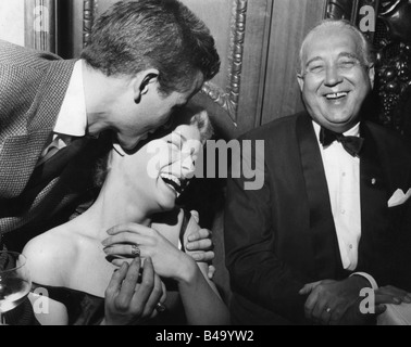 Schneider, Romy, 23.9.1938 - 29.5.1982, deutsche Schauspielerin, halbe Länge, mit Horst Buchholz und Stiefvater Hans Herbert Blatzheim, 1957, Stockfoto