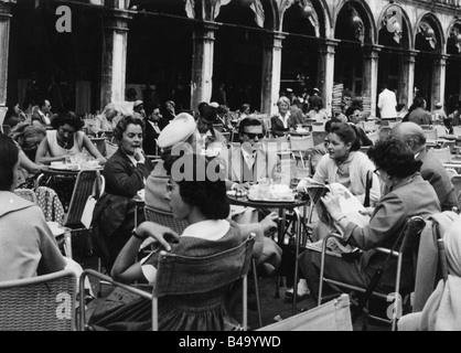 Schneider, Romy, 23.9.1938 - 29.5.1982, deutsche Schauspielerin, mit Mutter Magda, Karlheinz Boehm, sitzt im Straßencafé, Piazza San Marco, Venedig, Mitte der 1950er Jahre, Stockfoto