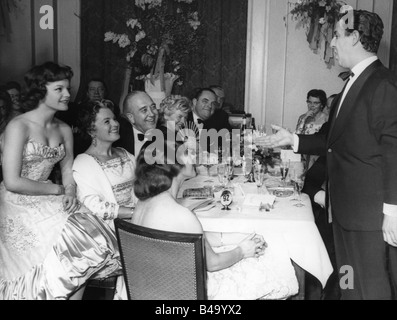 Schneider, Romy, 23.9.1938 - 29.5.1982, deutsche Schauspielerin, halbe Länge, mit Mutter Magda, Stiefvater Hans Herbert Blatzheim, Vico Torriani, Joseph Dahmen, Maria Paudler und Helmut Käutner, UFA Ball, nach Premiere von 'Scampolo', Hotel Atlantic, Hamburg, ca. 1957, Stockfoto