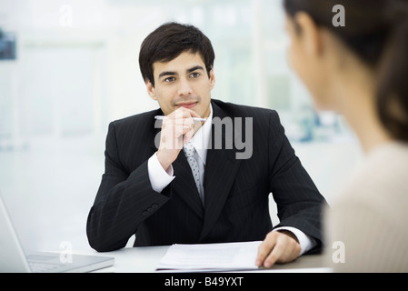 Geschäftsmann, aufmerksam zuhören, um Kunden Stockfoto