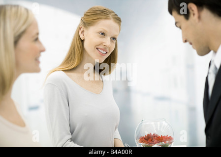 Sammeln von Informationen von Kunden, lächelnd Kundendienstmitarbeiter Stockfoto