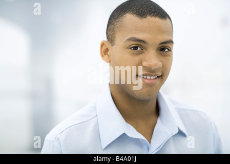 Gut gekleidete junge Mann lächelnd in die Kamera, Porträt Stockfoto