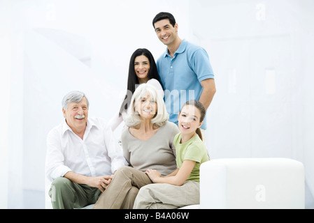 Mehr-Generationen-Familie lächelt in die Kamera, Gruppenbild Stockfoto