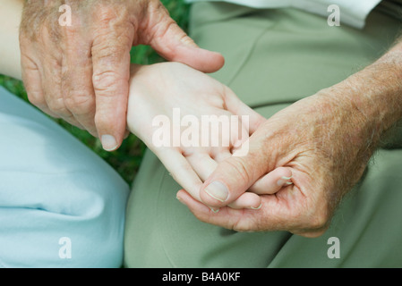 Ältere Person an Hand der Jugendlichen, Prüfung von palm Stockfoto