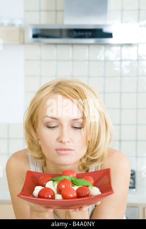 Frau Betrachtung Caprese Salat, Blick nach unten Stockfoto